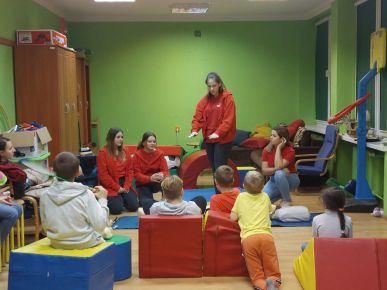 Uczniowie klas ratowniczych na pokazach pierwszej pomocy przedmedycznej
