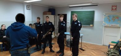 UCZNIOWIE KLAS POLICYJNYCH SZKOLILI SIĘ POD OKIEM INSTRUKTORA STRZELECTWA 