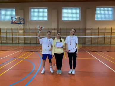 I LO NA PODIUM W  FINALE WOJEWÓDZKIM W BADMINTONIE DZIEWCZĄT 