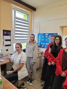 UCZNIOWIE I LO Z WIZYTĄ W LABORATORIUM MEDYCZNYM