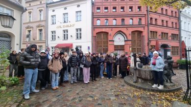 MŁODZIEŻ Z I LO  NA ŚWIĄTECZNYM JARMARKU W STRALSUNDZIE