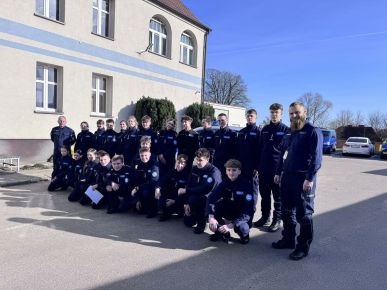 KLASA POLICYJNA Z WIZYTĄ W KOMISARIACIE POLICJI W NOWOGARDZIE