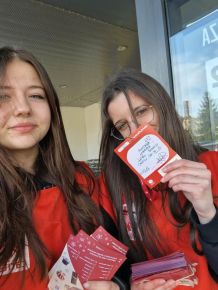 WOLONTARIUSZE I LO WŁĄCZAJĄ SIĘ ZBIÓRKĘ ŻYWNOŚCI