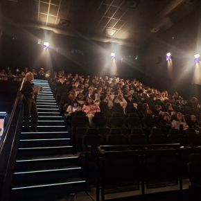 UCZNIOWIE I LO NA PROJEKCJI FILMU ODYSEJA